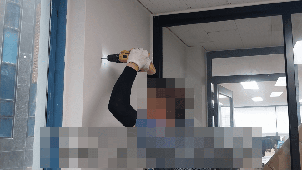 얼굴과 식별 문구를 픽셀 모자이크한 실제 전기공사 천공 현장