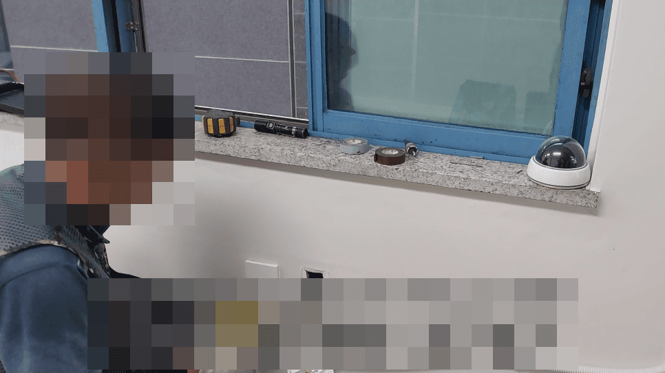 얼굴과 식별 문구를 픽셀 모자이크한 실제 전기공사 배선 현장